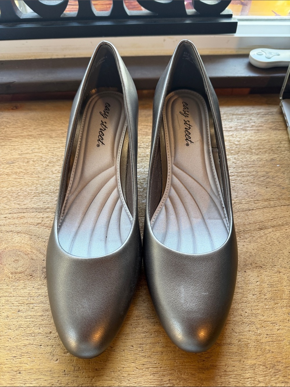 Easy Street: Women's Ballari Pumps Metallic Pewter